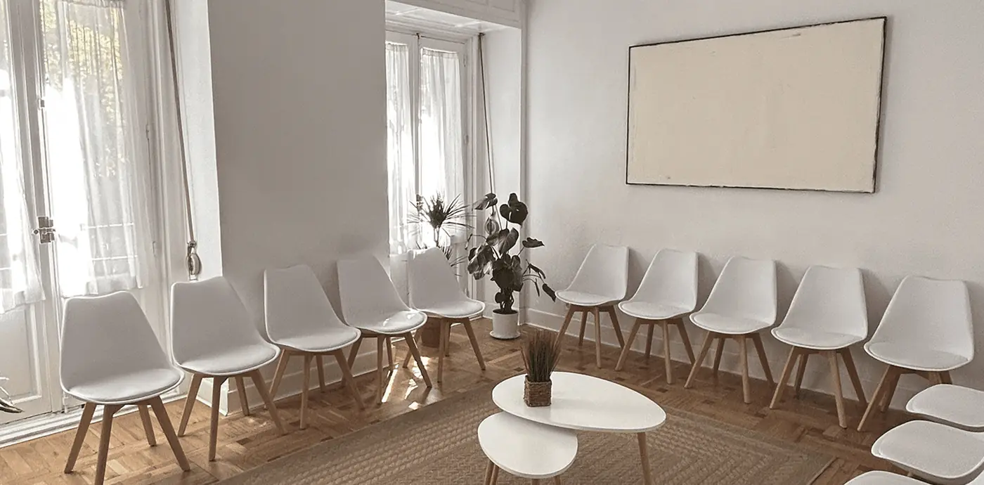 Sala del centro ambulatorio de desintoxicación de Metta Alpha en la calle Alfonso XII de Madrid