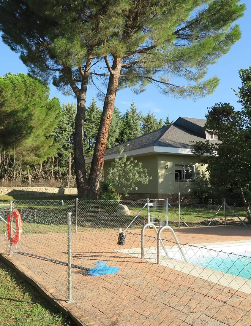 Jardín y piscina de la casa de desintoxicación de Metta Alpha en Moralzarzal